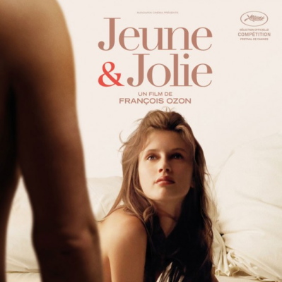 Jen 17 (Jeune et jolie) – Vzrušující i melancholický portrét dívky hledající sebe sama – recenze