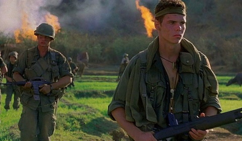 Četa (Platoon) – S válečnými filmy letos začínáme ve velkém stylu – válečné