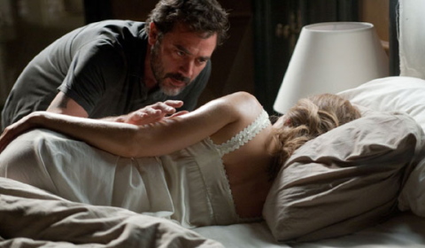 Intimní past (The Resident) – nevýrazný thriller s Hilary Swank – recenze