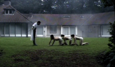 Lidská stonožka (The Human Centipede: First Sequence) – Nesledovat před jídlem! – recenze
